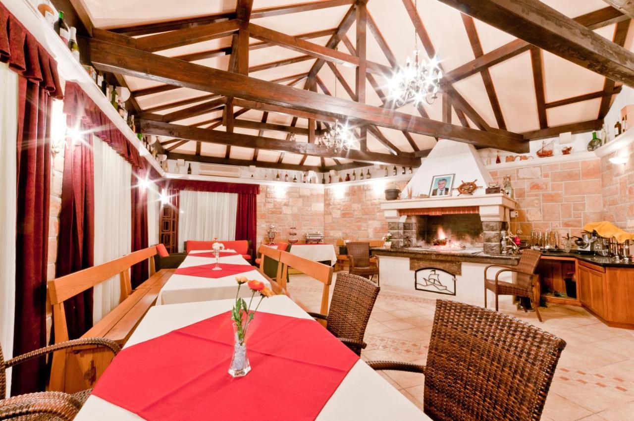 سومارتين Apartments Barba Petra Dvori المظهر الخارجي الصورة