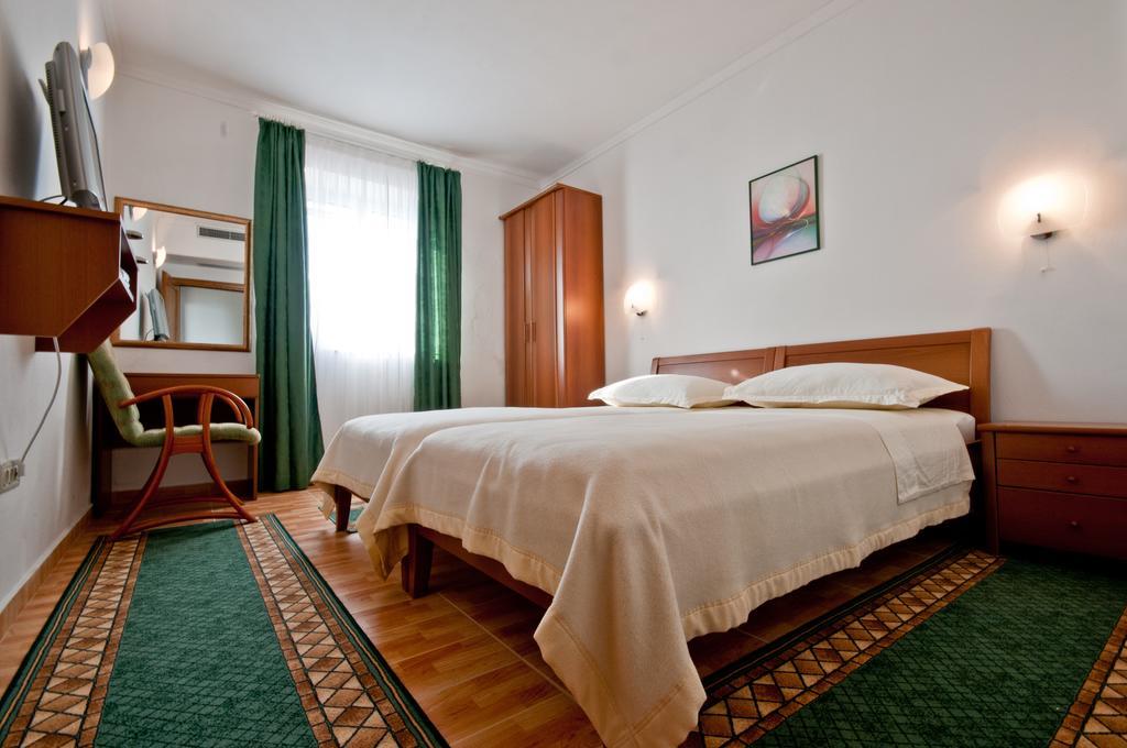 سومارتين Apartments Barba Petra Dvori المظهر الخارجي الصورة
