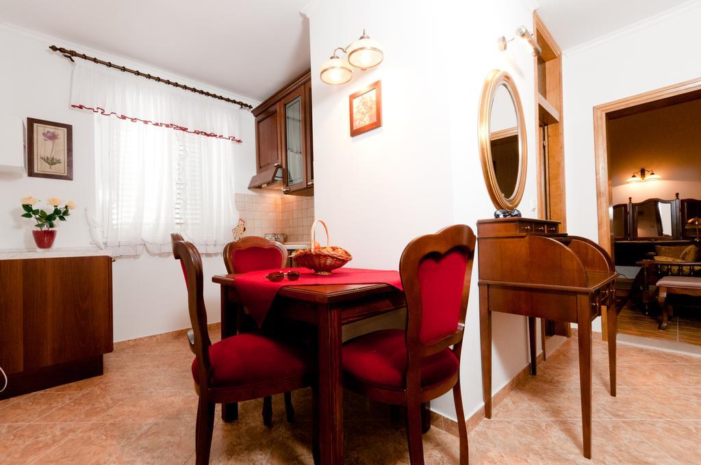 سومارتين Apartments Barba Petra Dvori المظهر الخارجي الصورة