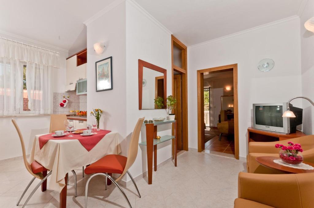 سومارتين Apartments Barba Petra Dvori الغرفة الصورة